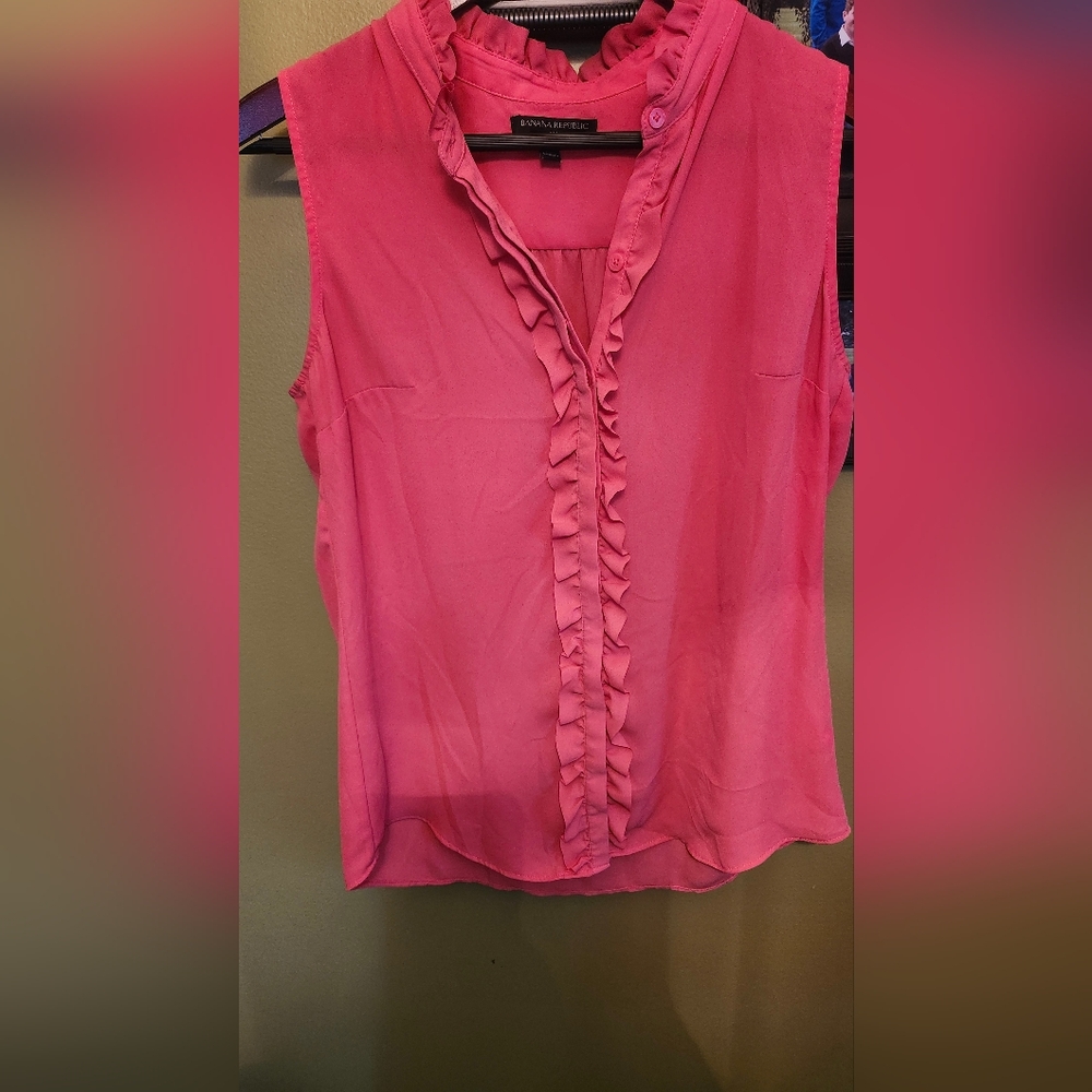 Banana Republic Pink Ruffled Button-Up Sleeveless‎ Blouse. Womens Small